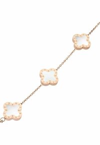 Pulsera de oro rosa con tres eslabones en forma de flor, que presentan un incrustado blanco y letras grabadas en los bordes. El diseño de la cadena conecta cada elemento.