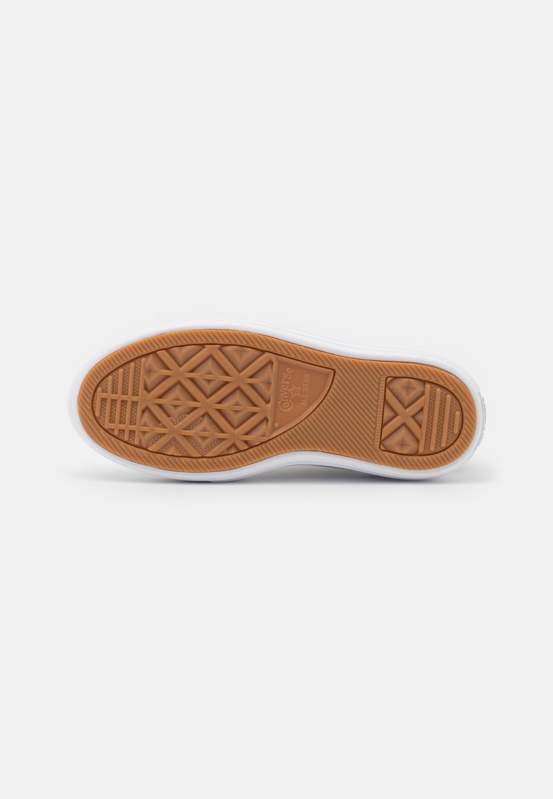 Weißer Sneaker mit Gummisohle, die ein Diamantenmuster in Braun aufweist. Akzente umfassen ein erhabenes Logo und strukturierte Bereiche für besseren Halt.
