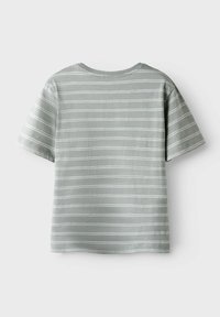 Lys grå kortærmet T-shirt med hvide vandrette striber. Har en ribbet rund halsudskæring og blødt, glat bomuldsstof.