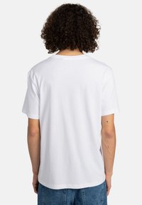 Hvid bomulds T-shirt med korte ærmer, rund halsudskæring og en afslappet pasform. Bagfra ses ensfarvet og glat tekstur.
