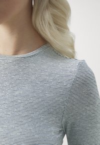 Noisy May NMTINO - Μπλούζα με μακριά μανίκια - pearled ivory/navy