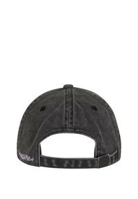 Șapcă de baseball din bumbac negru, cu vizieră curbată și curea ajustabilă. Prezintă detalii de cusătură și textul "Wild Pigs" în violet pe spate.