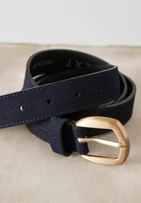 Cintura in suede blu navy con fibbia in metallo dorato, caratterizzata da cuciture a vista e più fori per la regolazione. Texture liscia con un design classico.
