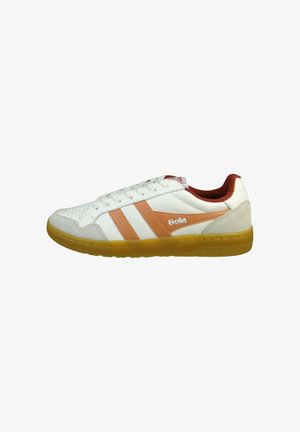 Zapatilla Gola blanca y beige con suela de goma y interior naranja, con puntera perforada y diseño de cordones.