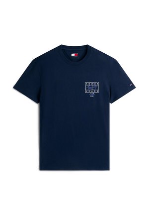 Laivastonsininen puuvillainen t-paita, jossa vasemman rintataskun kohdalla valkoisella ja sinisellä painettu logo. Klassinen pyöreä kaula-aukko ja lyhyet hihat.