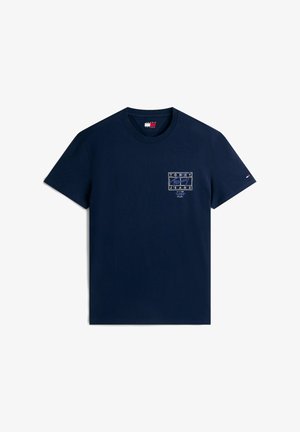 Donkerblauw katoenen T-shirt met een gedrukt logo in wit en blauw op het gebied van het linker borstzakje. Klassieke ronde hals en korte mouwen.