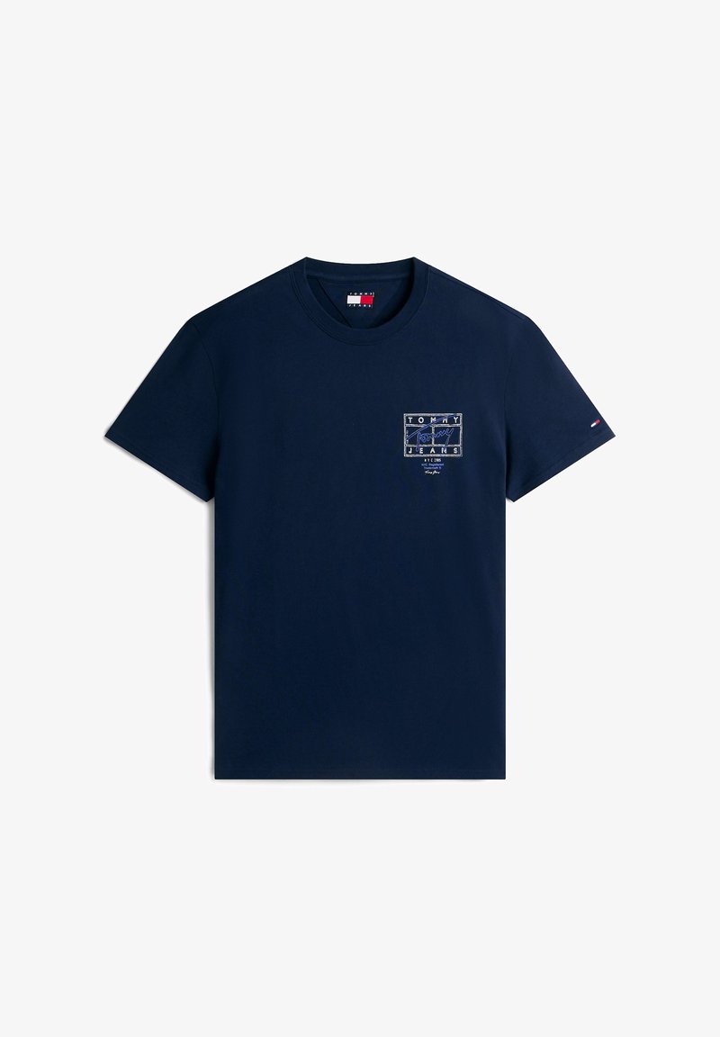 T-shirt en coton bleu marine avec un logo imprimé en blanc et bleu sur la zone de la poche poitrine gauche. Encolure ronde classique et manches courtes.