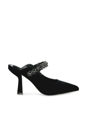 Zapato negro de punta con tira trasera, hecho de material suave, que presenta una correa decorativa con cuentas y un tacón acampanado. Acabado texturizado en la parte superior.