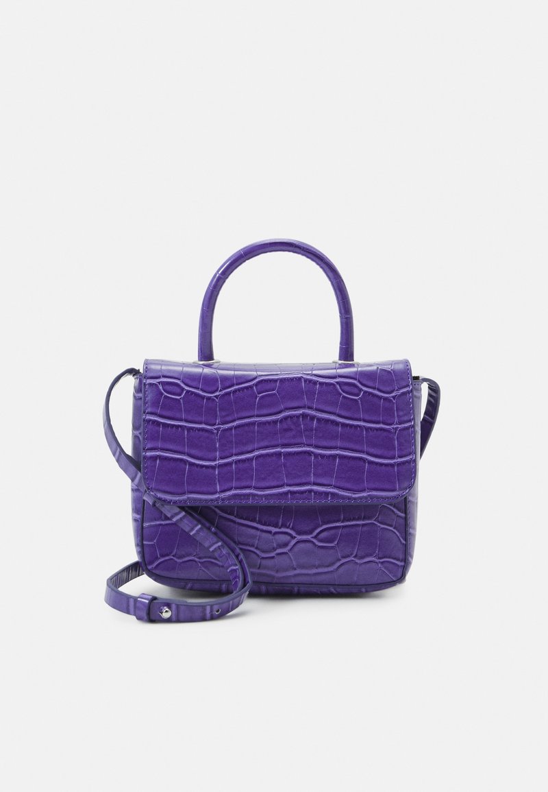 Petit sac à main violet avec texture crocodile, poignée supérieure et bandoulière réglable sur fond blanc.
