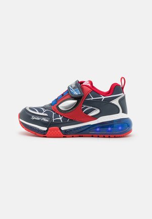 Sneakers blu navy con accenti rossi, grafiche di Spider-Man e una fascetta in Velcro. Caratterizzano una suola illuminata e dettagli in rete per la traspirabilità.
