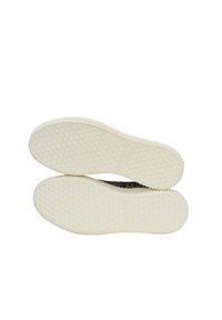 Buty na gumowej podeszwie z białym, fakturowanym dnem, z wzorem w kształcie plastra miodu. Czarne górne materiały zawierają subtelny nadruk.
