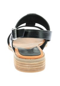 Sandales en cuir noir avec une boucle réglable, design à bout ouvert, semelle intérieure beige et semelle en bois empilée pour une meilleure traction.