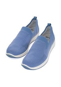 Modré nazouvací boty vyrobené z prodyšného pleteného materiálu s texturovaným designem a bílou gumovou podrážkou. Obsahují poutko na patě.