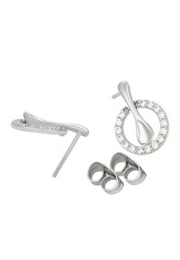 Strieborné náušnice s dvoma rôznymi dizajnami: jeden má textúrovaný tvar kvapky, druhý má kruhový dizajn so čírymi kamienkami.