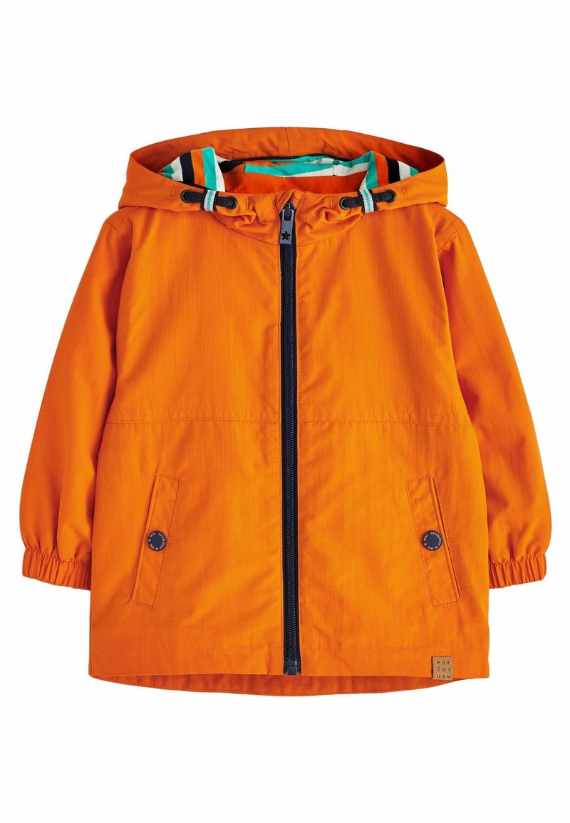 Veste à capuche orange vif avec doublure intérieure rayée, fermeture éclair avant, deux poches à boutons et poignets élastiques sur fond blanc.
