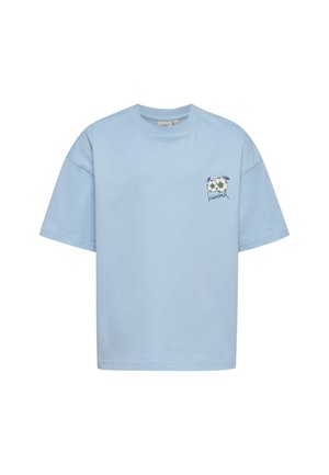 Hellblaues T-Shirt mit kurzen Ärmeln und einer kleinen Grafik von zwei Fußbällen sowie dem Wort „hummel“ auf der linken Brust.