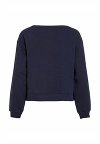 Tamsiai mėlynas trumpas megztinis, minkšta medžiaga, platus apvalus kaklas, ilgos rankovės, banguoti rankogaliai ir apačia, minimalus dizainas, be ryškių raštų ar akcentų.