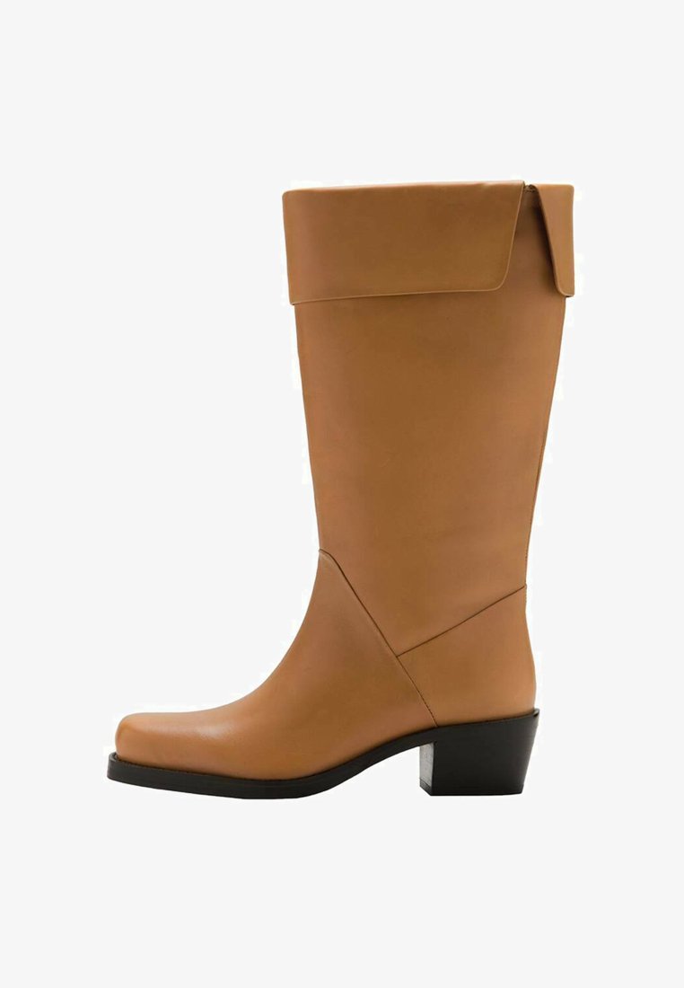 Botte haute couleur caramel avec un bout arrondi, texture en cuir lisse et un talon épais noir. Elle présente un revers replié en haut.