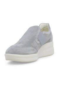Scarpa grigia slip-on con tomaia testurizzata e perforata, dettagli in suede e una suola bianca spessa. Presenta pannelli laterali elasticizzati per una facile indossabilità.