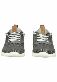 Szare sneakersy z teksturowanej siateczki, białymi sznurówkami i brązowym skórzanym akcentem w okolicy pięty. Smukły, zaokrąglony kształt z białą podeszwą.