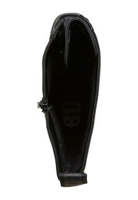 Botín negro con un exterior de cuero liso, cierre de cremallera y suela de goma texturizada. El interior muestra un forro suave y un detalle de logo.