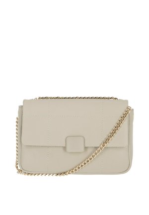 Beżowa prostokątna skórzana torebka z przeszywanym kwadratowym wzorem, przednią klapką oraz złotym łańcuszkowym paskiem z przodu.