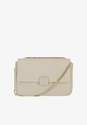 Beżowa prostokątna skórzana torebka z przeszywanym kwadratowym wzorem, przednią klapką oraz złotym łańcuszkowym paskiem z przodu.