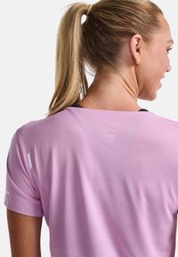 2XU LIGHT SPEED TEE - Sports T-shirt - pastel pink white reflective
