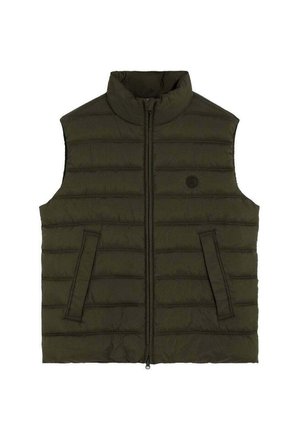 Chaleco sin mangas acolchado de color verde oscuro con cremallera frontal y dos bolsillos laterales angulados, cuello doblado y logo redondo sutil en el pecho.