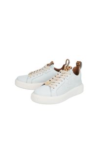 Sneakers in pelle azzurro chiaro con lacci beige, suola in gomma bianca testurizzata e una vistosa linguetta di trascinamento marrone con motivo sul retro.