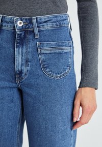 ONLY ONLJUICY LIFE WIDE POCKET - Široke nogavice - medium blue denim