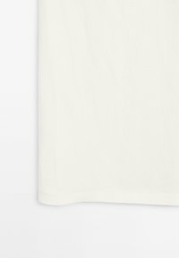 T-shirt bianca in cotone con una texture liscia, scollo rotondo e orlo dritto. Nessun motivo o dettaglio aggiuntivo presente.