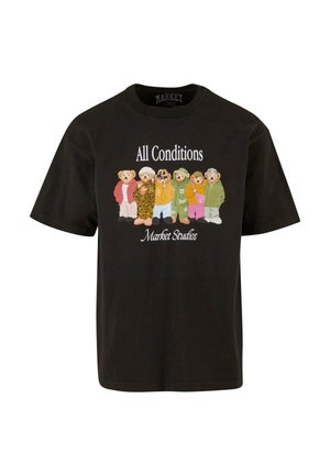 Schwarzes Baumwoll-T-Shirt mit einem Grafikdruck von sechs Bären in verschiedenen bunten Kleidungsstücken, mit den Texten "All Conditions" und "Market Studios".