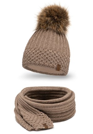 Strickmütze mit einem braunen Fell-Pompon und passendem Schal, beide im strukturierten, groben Strickdesign und in taupe Farbe. Braun ledernes Etikett-Detail.