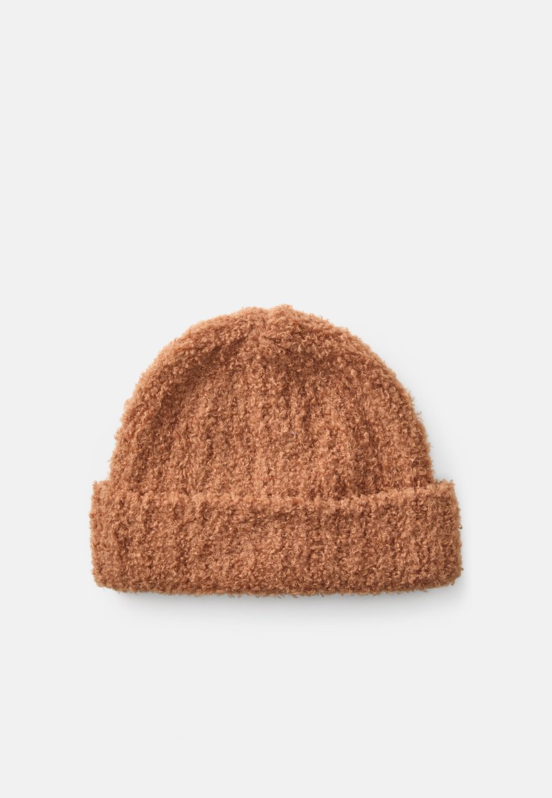 Brązowa, teksturowana czapka typu beanie z wywiniętym ronda. Miękki materiał, okrągła góra i nieregularny, puszysty wygląd w całej strukturze.