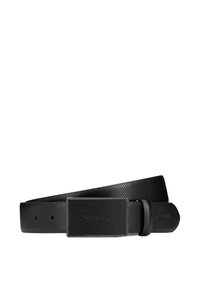 Ceinture noire en matériau texturé avec une boucle rectangulaire ornée d'un logo en relief. Finition lisse et extrémités effilées pour un ajustement optimal.