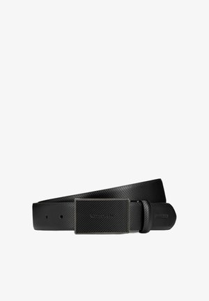 Zwarte riem van textuurmateriaal met een rechthoekige gesp met een geperst logo. Gladde afwerking en taps toelopende uiteinden voor aanpassing.