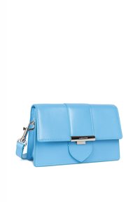 Borsa a tracolla blu in pelle con chiusura a patta, hardware argentato e tracolla staccabile. Presenta un design texture con dettagli cuciti.