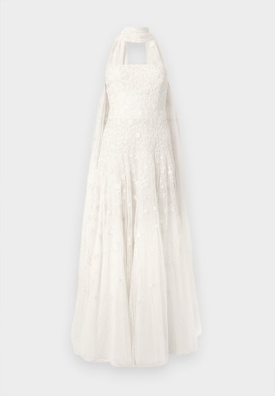 Witte strapless jurk met bloemrijke kantlaag, nauwsluitend lijfje, volle rok en vastgemaakte halternek sjaal.