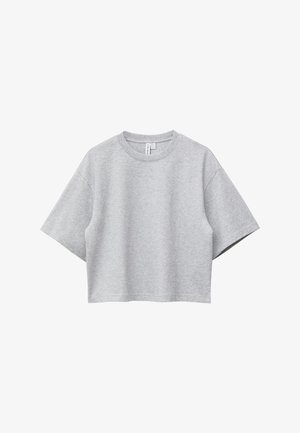 Camiseta corta de manga corta, color gris claro, con cuello redondo y ajuste relajado, mostrada sobre un fondo blanco.