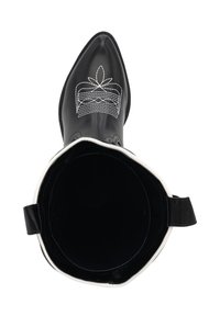 Bota de cowboy de cuero negro con puntera puntiaguda, costuras blancas y un diseño bordado estampado en la parte frontal. El interior es negro.