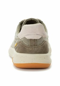 Hellgraue und braune Sneaker mit einem strukturierten Canvas-Obermaterial, weichen Wildlederelementen und einer Gummisohle mit orangefarbenen und gesprenkelten Details.