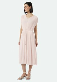 Plissiertes, knielanges Kleid in Hellrosa, mit V-Ausschnitt, kurzen Ärmeln und einer taillierten Taille mit einer passenden Kordelzugdetails.