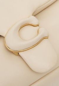 COACH COVERED CLOSURE PILLOW TABBY SHOULDER - Handbag - ivory