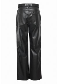 Pantaloni in pelle nera a gamba larga con una superficie liscia, dotati di due tasche posteriori e una vita con passanti per cintura.