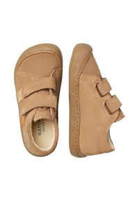 Scarpe in suede beige con punta arrotondata, due cinturini in Velcro e suola in gomma flessibile. Interno morbido e dettagli di cucitura sottili.