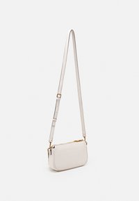 Ristilaukku vaaleanbeigeasta nahasta, suorakaiteen muotoinen, kultaiset yksityiskohdat, säädettävä hihna ja vetoketjukiinnitys sivutarkoituksilla.