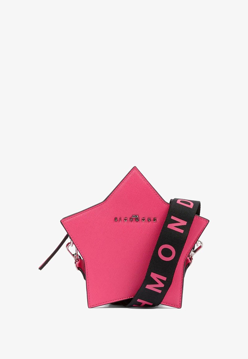 Borsa a forma di stella rosa realizzata in materiale testurizzato con una tracolla nera che presenta la parola "NOW." Chiusura con zip e hardware in metallo sono visibili.