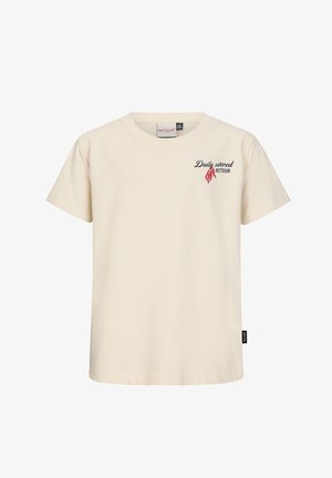 Beżowy t-shirt z krótkim rękawem z napisem "Daily served Retour" i grafiką czerwonej papryczki chili na lewej piersi, okrągły dekolt.