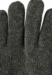Gebreide handschoenen in donkergrijs, met een ontwerp voor vijf vingers. Het materiaal toont een gestructureerd patroon met steken die in dikte variëren.